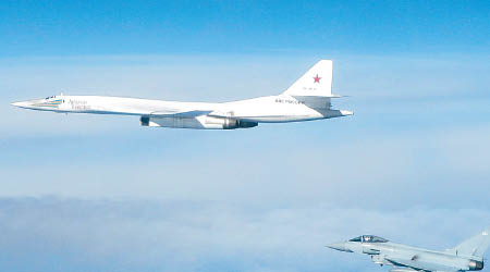 俄羅斯戰略轟炸機（左）遭到攔截。