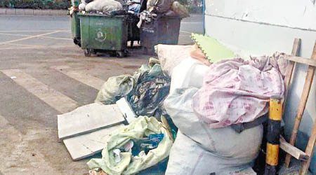 山竹襲廣東後，深圳巿內積壓了大堆垃圾無人清理。（互聯網圖片）
