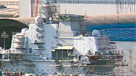 遼寧號航母指揮塔塗有「16」。（互聯網圖片）