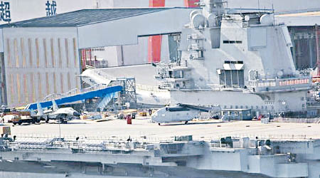 002型的甲板上出現多款艦載機模型。（互聯網圖片）