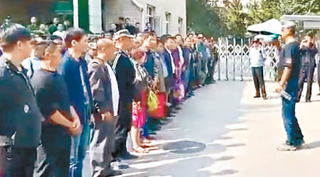 大批老兵到中央軍委辦信訪局外集會。（互聯網圖片）