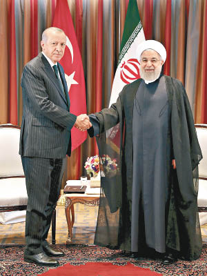 魯哈尼（右）與土耳其總統埃爾多安（左）握手。（美聯社圖片）