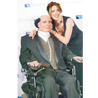 基斯杜化李夫（左）和妻子達琳（右）成立基金會，幫助癱瘓人士重獲活動能力。（美聯社圖片）