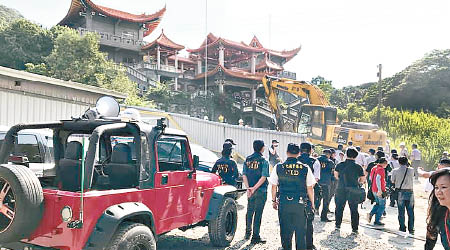 多名警員在碧雲禪寺外戒備。（互聯網圖片）