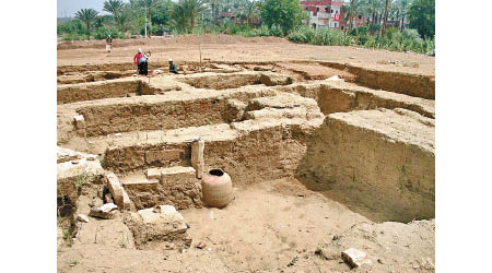 考古學家在開羅以南發現一座巨大古代建築物。（美聯社圖片）