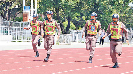 警員落力賽跑「捉賊」。（互聯網圖片）