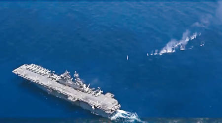 兩棲攻擊艦黃蜂號在南海進行實彈演習。（互聯網圖片）