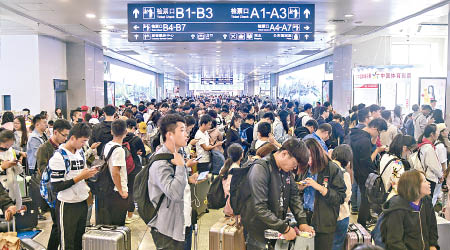 山東濟南火車站迎來客流高峰。（中新社圖片）