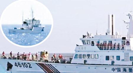 文昌號海警船驅逐一艘外國漁船（圓圖）。（互聯網圖片）