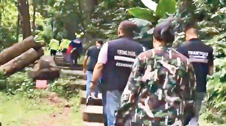 泰國警方再到現場調查。（互聯網圖片）