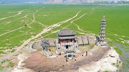 隨着鄱陽湖水位下降，整座「落星墩」目前已全部露出水面。（互聯網圖片）