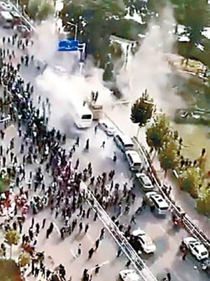 山東逾千示威老兵與警衝突，警方一度施放催淚彈。（互聯網圖片）