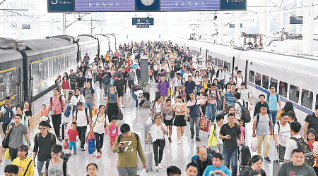 福建廈門火車站人頭湧湧。（中新社圖片）