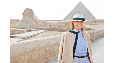 梅拉妮亞參觀金字塔和獅身人面像。