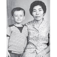玉城童年時與母親合照。（互聯網圖片）