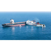 塞浦路斯貨船（左）被突尼斯貨船（右）攔腰撞上。