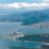 安德魯斯由菲律賓飛往日本沖繩時，一度遭戰機攔截。