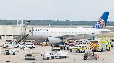 聯合航空客機引擎故障，需緊急降落。（互聯網圖片）