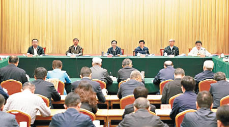 郭聲琨（左三）及一眾官員出席「掃黑除惡」會議。（互聯網圖片）