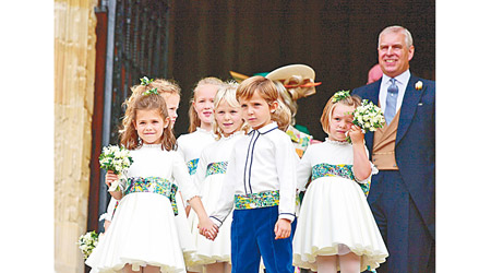 安德魯王子（右一）與一眾花童目送新人離場。