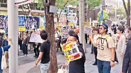 支持及反對移民政策的民眾同場示威。（互聯網圖片）