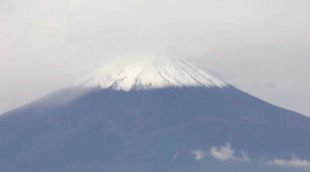 富士山由山頂至山腹已披上白雪。（互聯網圖片）