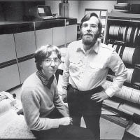 保羅艾倫（右）與蓋茨一九八一年的合照。（美聯社黑白圖片）