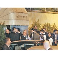 土耳其警員進入沙特領事館。（美聯社圖片）