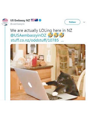 美國駐新西蘭大使館上載另一張照片，幽同事一默。