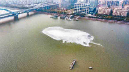 錢塘江的江面出現白色泡沫。（互聯網圖片）