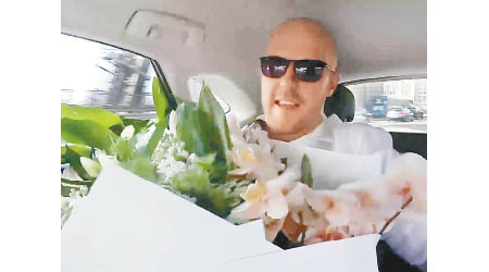 迪哥特帶來大束鮮花，準備送給梅根。（互聯網圖片）
