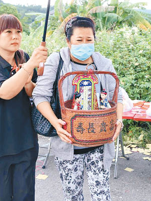 董家的家人前往現場路祭。（中時電子報圖片）