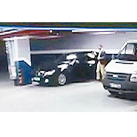 土耳其警方追查領事館專車。（美聯社圖片）