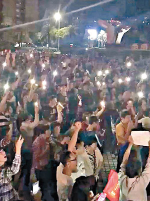 示威民眾亮起手機燈，高呼口號表達不滿。（互聯網圖片）