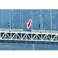 萬州長江二橋的一截護欄被撞至甩脫（箭嘴示）。（中新社圖片）