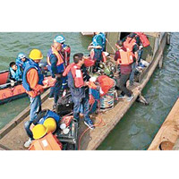 當局出動打撈船及搜救人員乘船到江打撈。（互聯網圖片）
