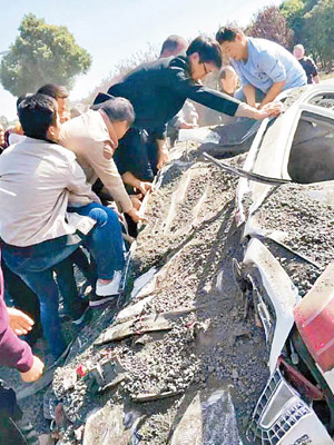 車禍發生後有民眾幫助救援。（互聯網圖片）