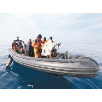 救援人員乘橡皮艇出海搜索。（美聯社圖片）