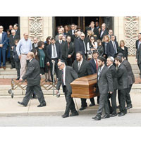 羅森塔爾兄弟的喪禮上，親屬目送靈柩。（美聯社圖片）
