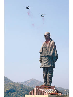 印度軍方出動直升機向「團結雕像」撒花。（美聯社圖片）