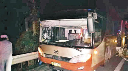 深汕高速公路發生奪命車禍，旅遊巴車頭玻璃破裂。（互聯網圖片）