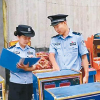 警方在行動中繳獲大批賭博機。