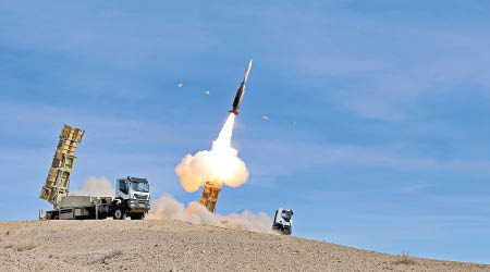 伊朗舉行的演習中，展示奮進型防空導彈試射。（美聯社圖片）