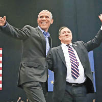 奧巴馬（左）積極為黨友拉票。（美聯社圖片）