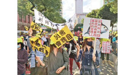 漁民上街拉起橫額示威，促當局重視漁民生計。（黃江洪攝）