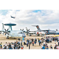 珠海航展上展出超過一百架飛機。（中新社圖片）