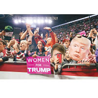 有女性選民舉牌支持特朗普。（美聯社圖片）