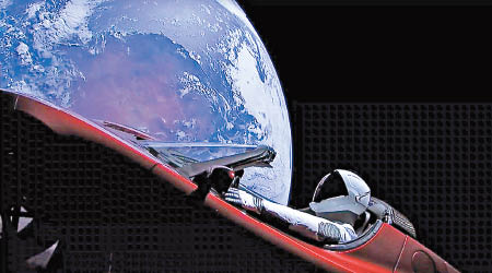 載有「星際人」的Tesla跑車正在太空漂浮。