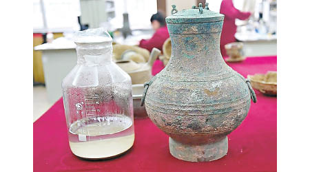 該青銅壺載有三點五升的液體，極有可能是西漢美酒。