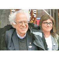 佛蒙特州聯邦參議員 桑德斯（Bernice Sanders）圖為桑德斯（左）與參選佛蒙特州州長落敗的哈爾奎斯特（右）。
